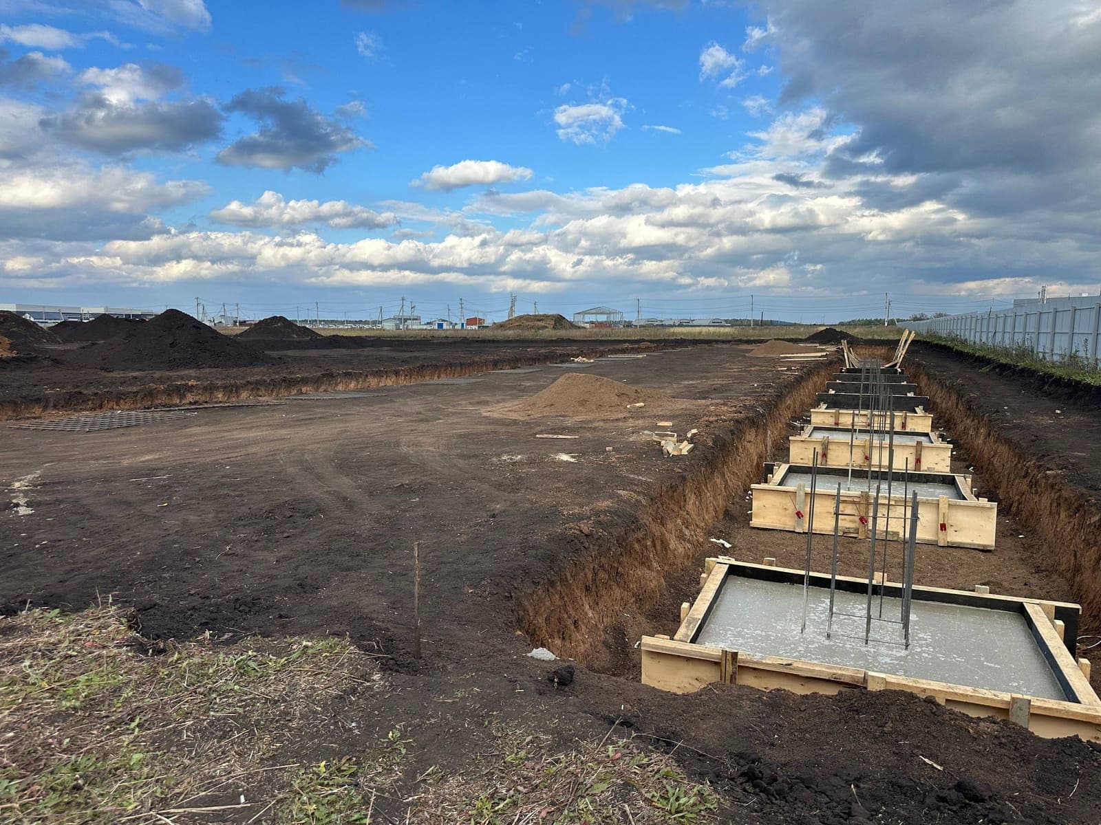 Столбчатые фундаменты под металлокаркас ангара — фото 1 из 12